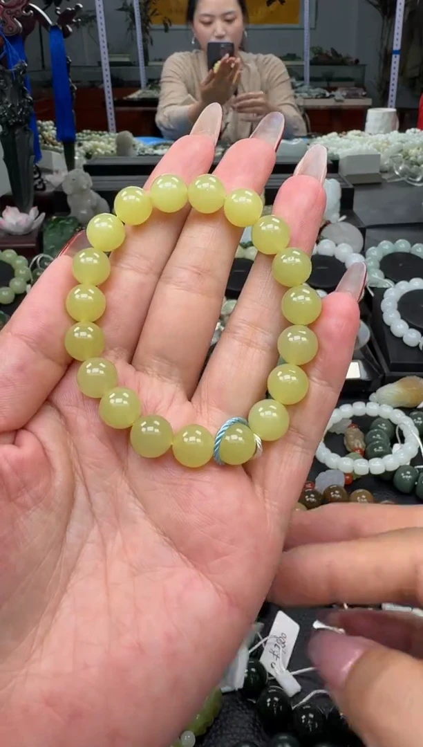 未镶嵌手链和田玉新疆鸡油黄卡10