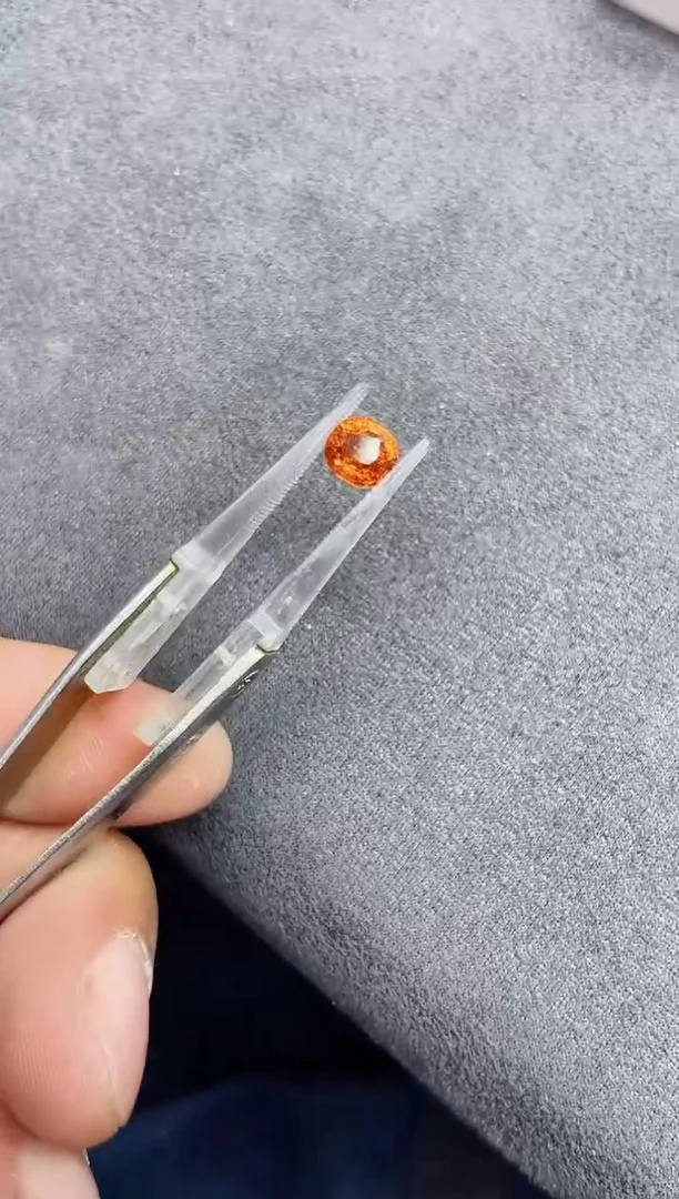 未镶嵌裸石石榴石（芬达石）1.7ct