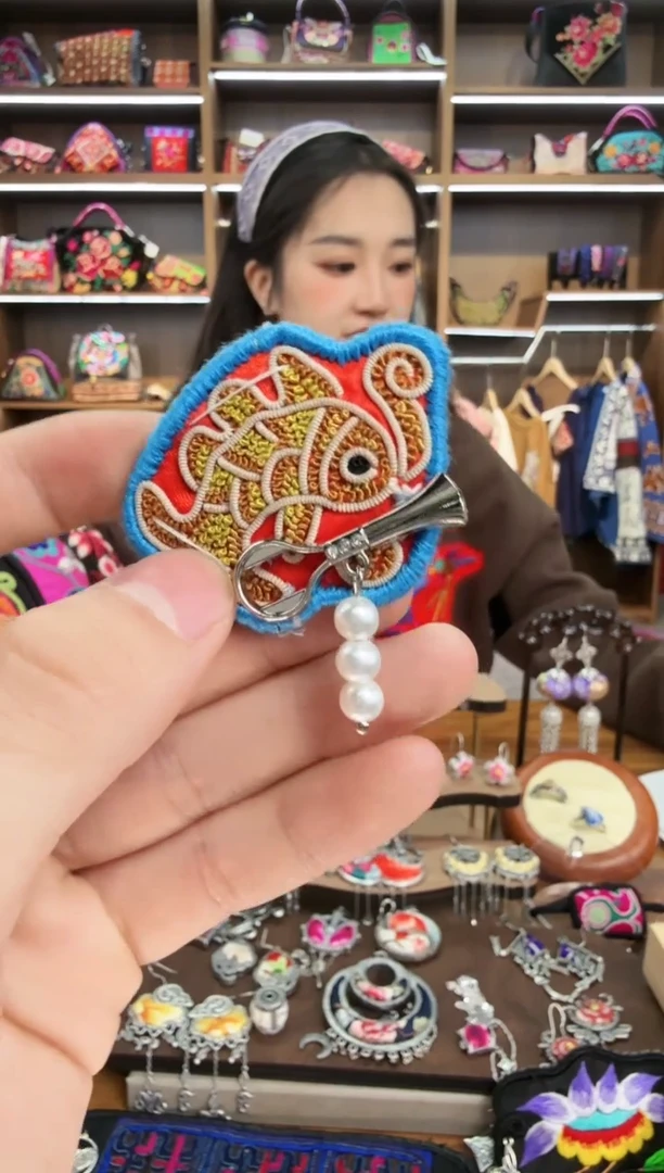 【闪购商品】织绣87蒙阿苏苗绣传承