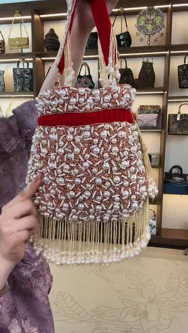 织绣百格汇手工串珠包