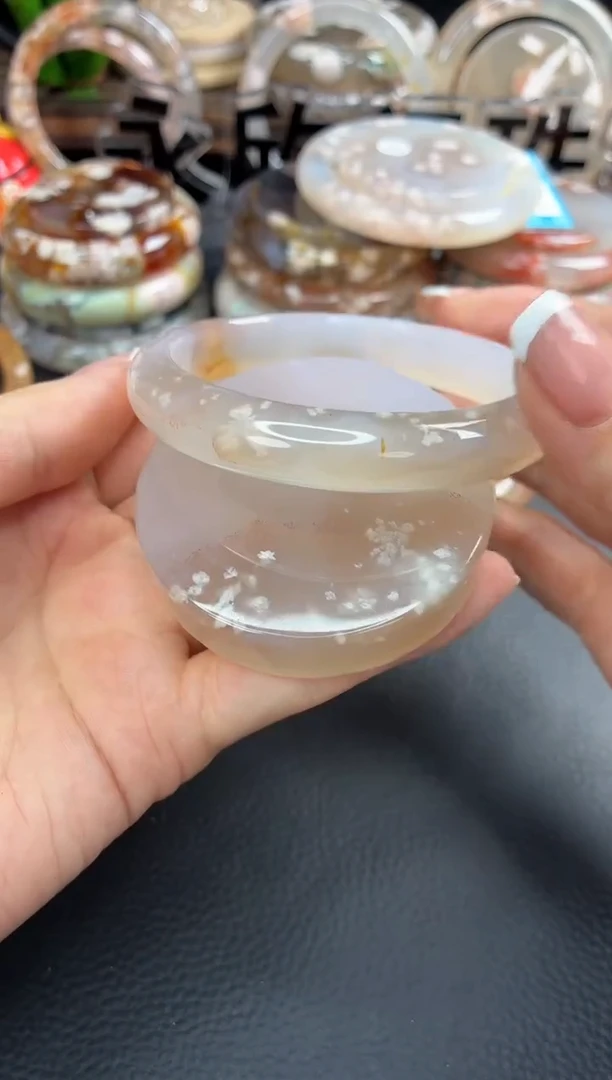 未镶嵌手镯（圆镯）石英质玉58