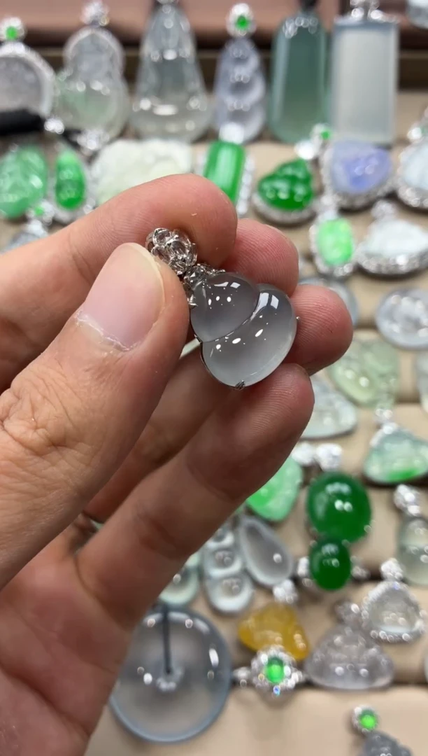 吊坠(不含链)18K金镶嵌翡翠小*葫芦