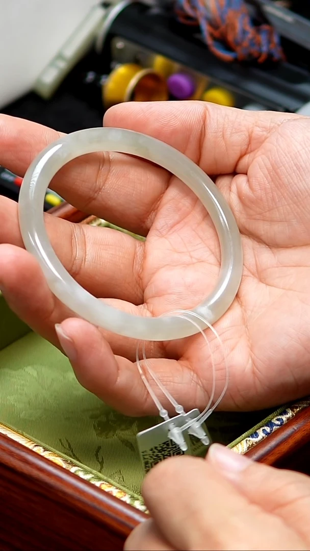 和田玉手镯未镶嵌56圈口冰晴水