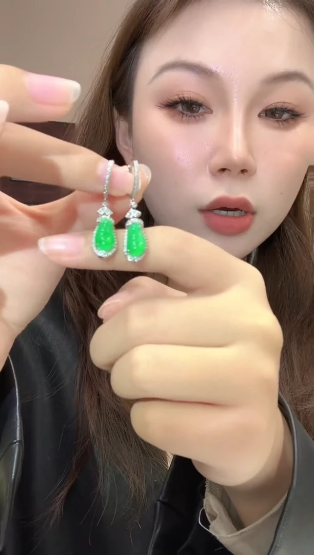 颈饰18K金镶嵌翡翠60-耳饰一对