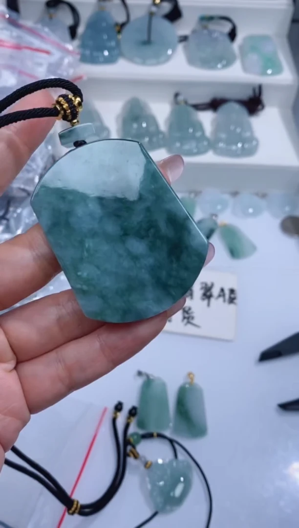 颈饰未镶嵌翡翠吊坠