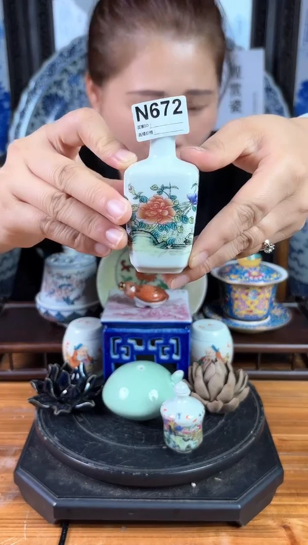 摆件景德镇陶瓷仿古（手工托印鼻烟壶)N672