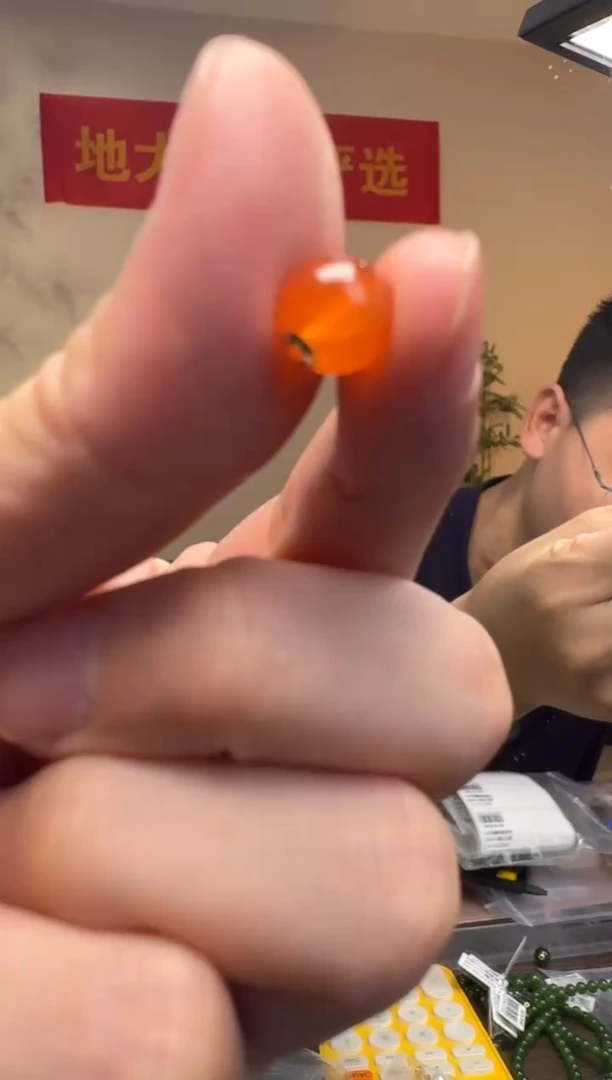 南红玛瑙吊坠18K金镶嵌约8mm南红玛瑙18K金镶嵌路路通