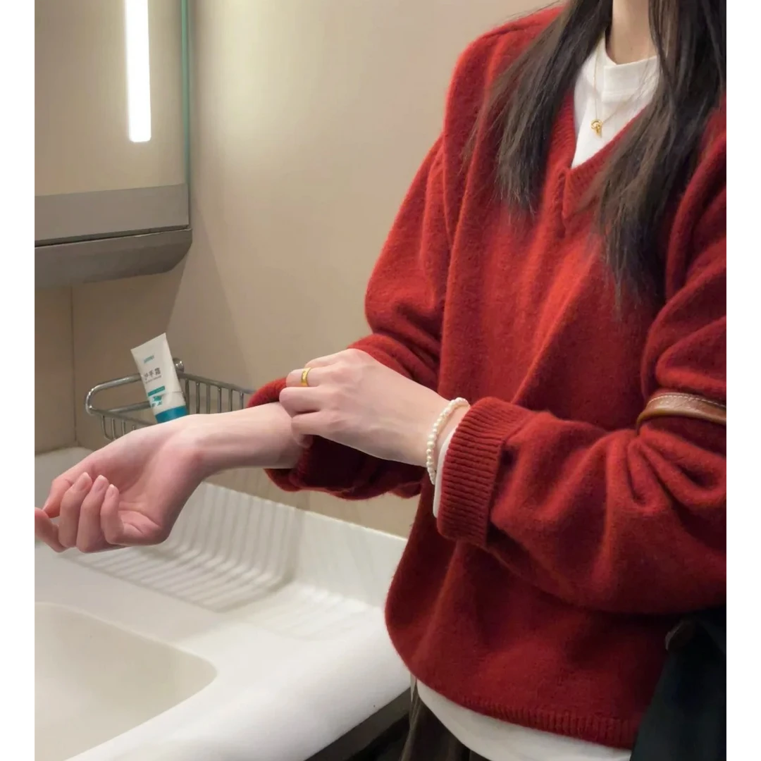 复古红色V领毛衣女秋冬2025新款韩系慵懒风宽松内搭叠穿针织衫