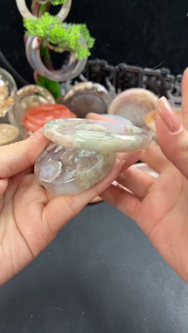 未镶嵌手镯（圆镯）石英质玉53