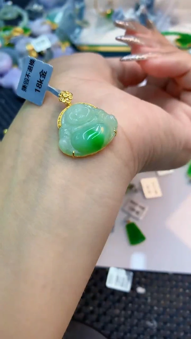 颈饰18K金镶嵌翡翠1