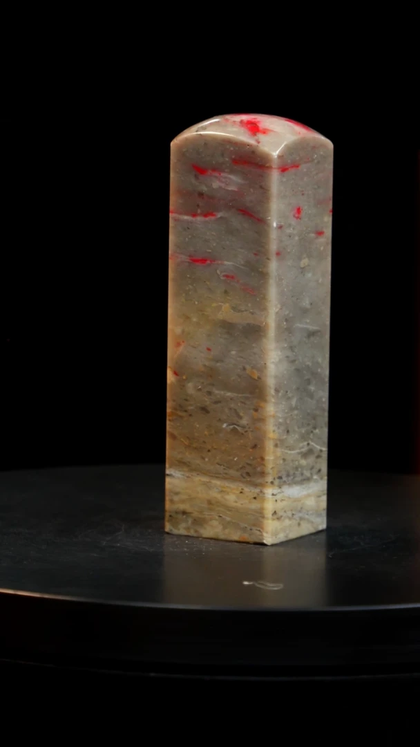 昌化石牛角鸡血石