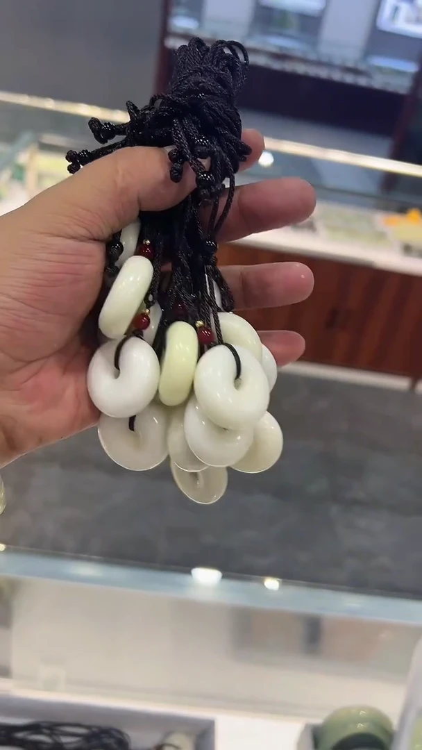 蛇纹石玉未镶嵌颈饰平安扣