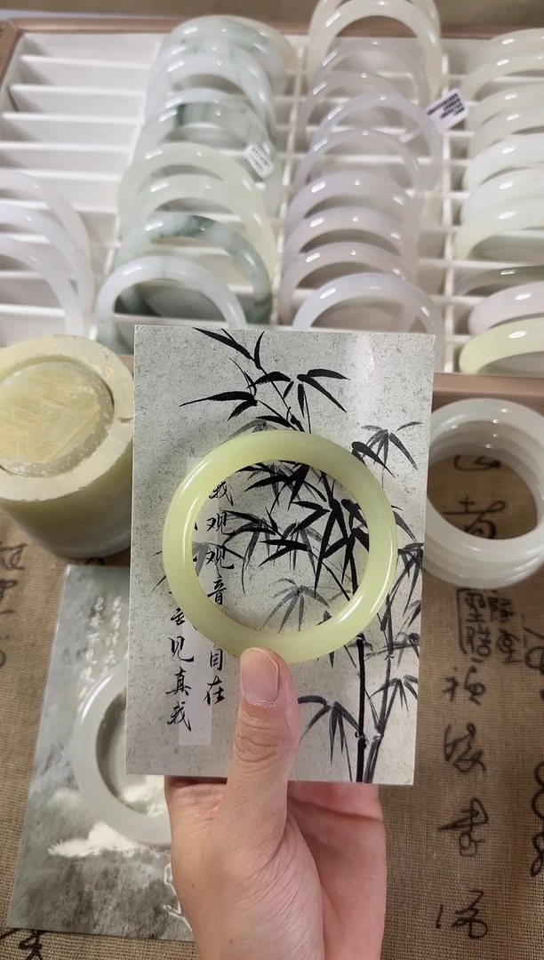 未镶嵌手镯石英质玉天然玉石石英质玉手镯