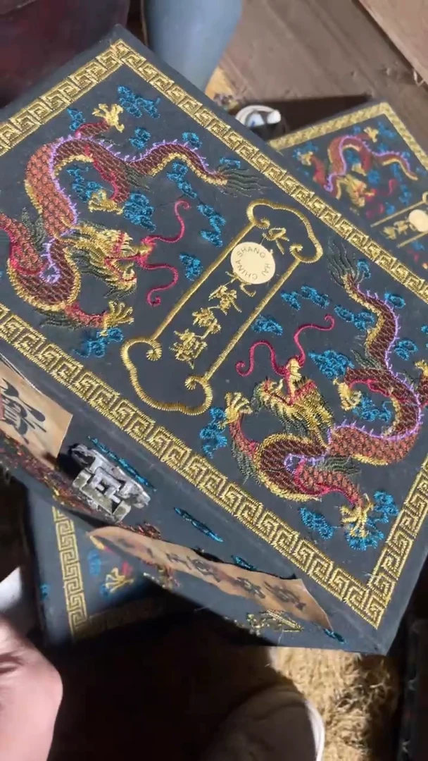 香榧木开封蓝色盘龙箱子