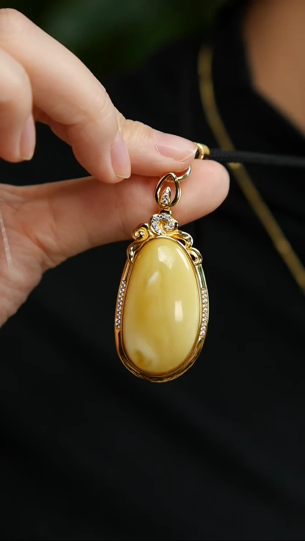 蜜蜡吊坠(赠链)银S925镶嵌书****?19*34mm