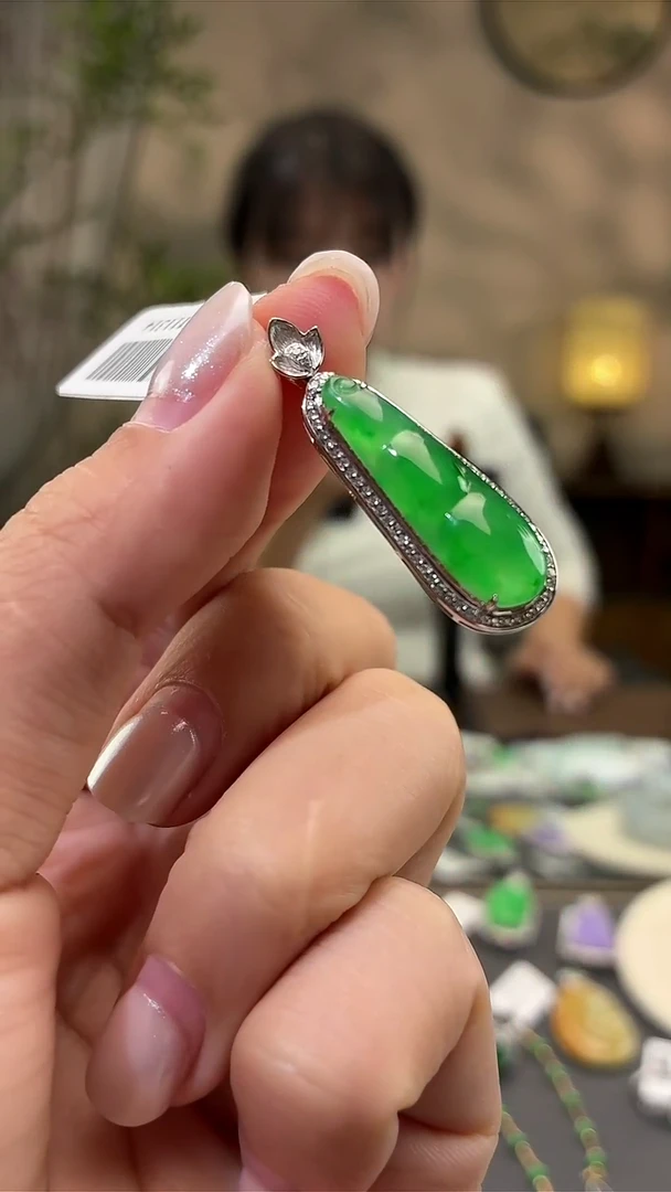 颈饰18K金镶嵌翡翠豆子