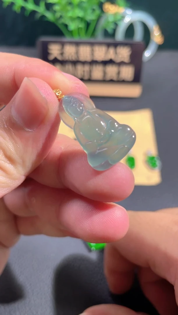 翡翠18K金镶嵌颈饰翡翠