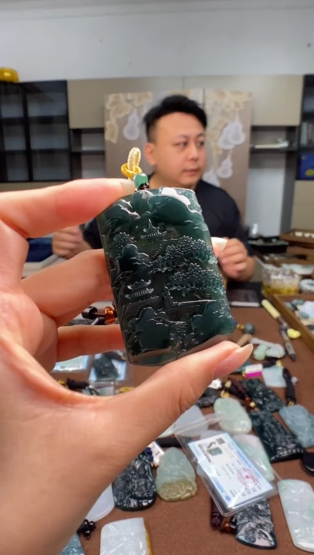 颈饰未镶嵌翡翠 多样性发其一