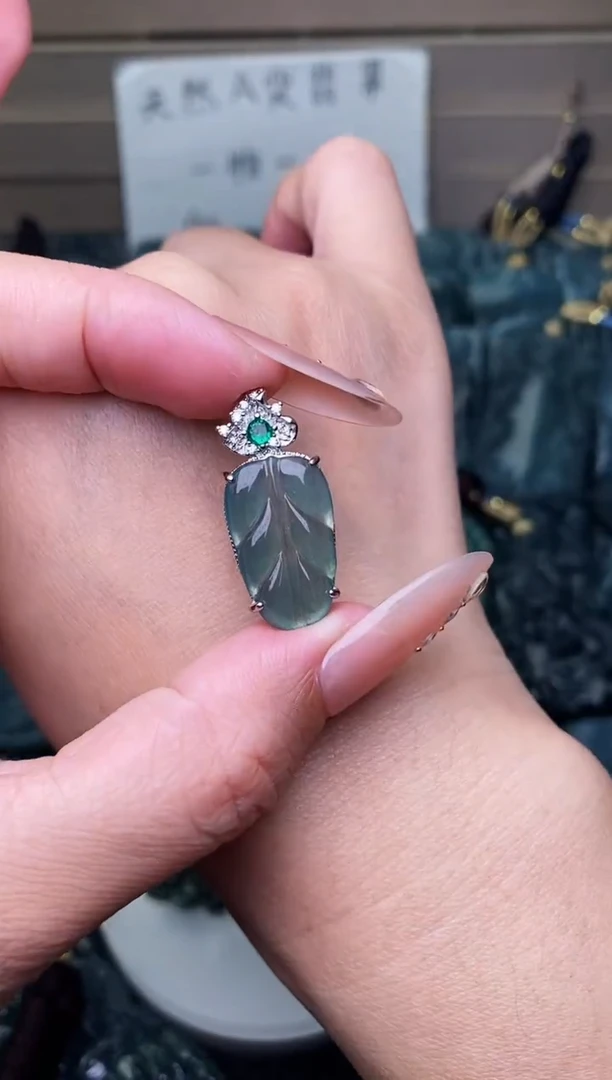 颈饰未镶嵌翡翠