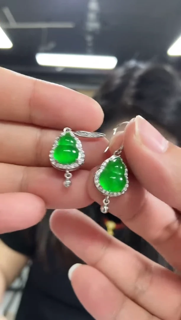 【闪购商品】翡翠耳饰未镶嵌多样性发其一，颜色微差