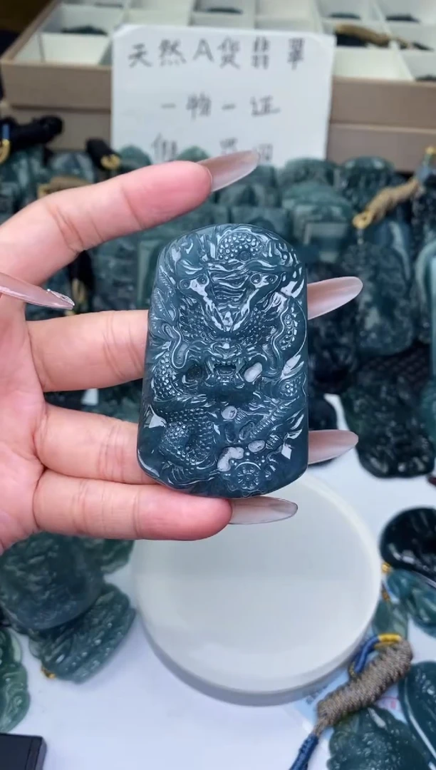 颈饰未镶嵌翡翠