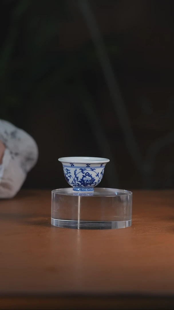 青花缠枝莲小压手杯