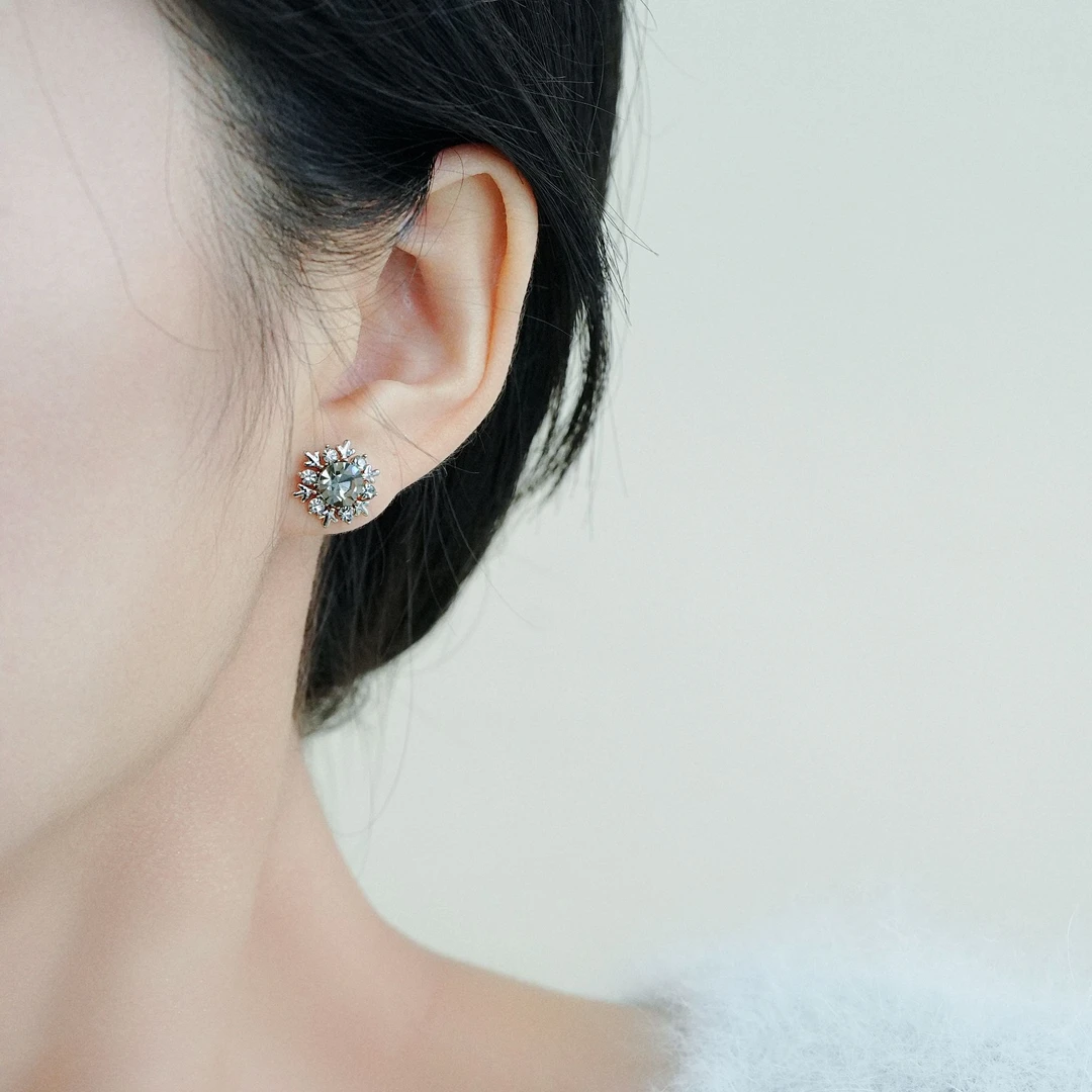 铜合金耳饰 灰色雪花耳环女新款爆款精致耳钉时尚百搭复古高级感