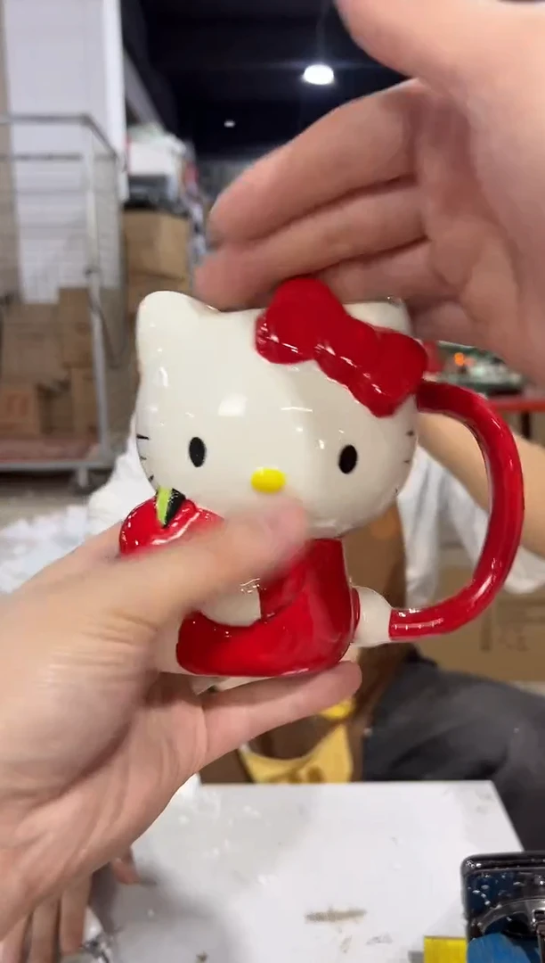 瓷片红色kt猫抱苹果全身杯