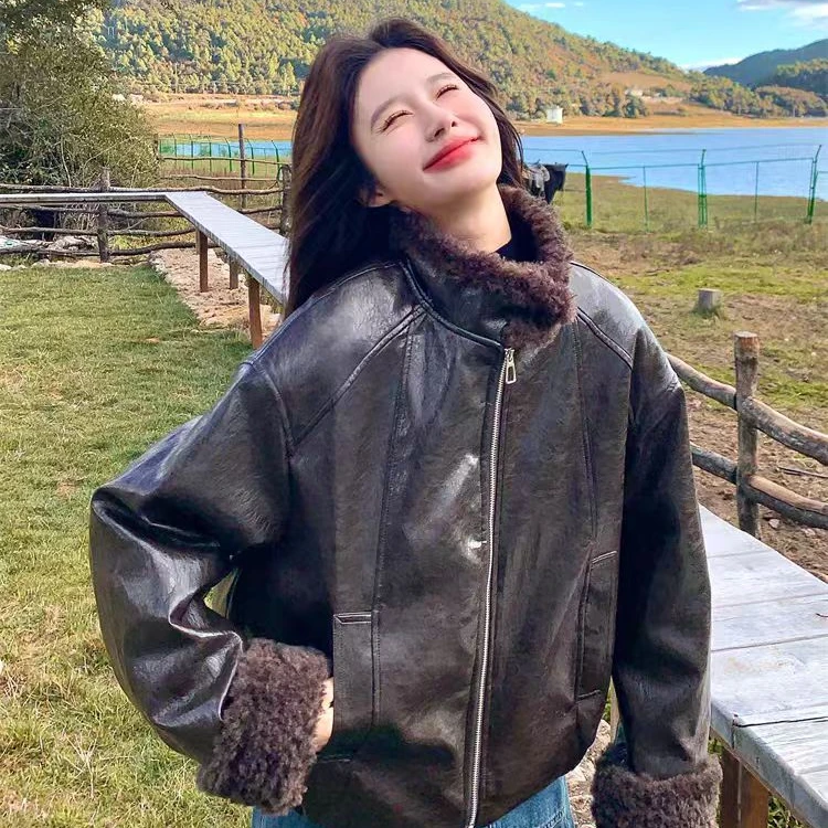03237  张十柒服饰咖色PU皮羊羔毛外套冬加厚加绒棉服