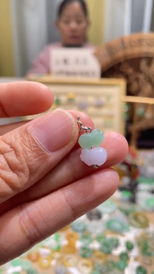 颈饰未镶嵌翡翠猪猪一对