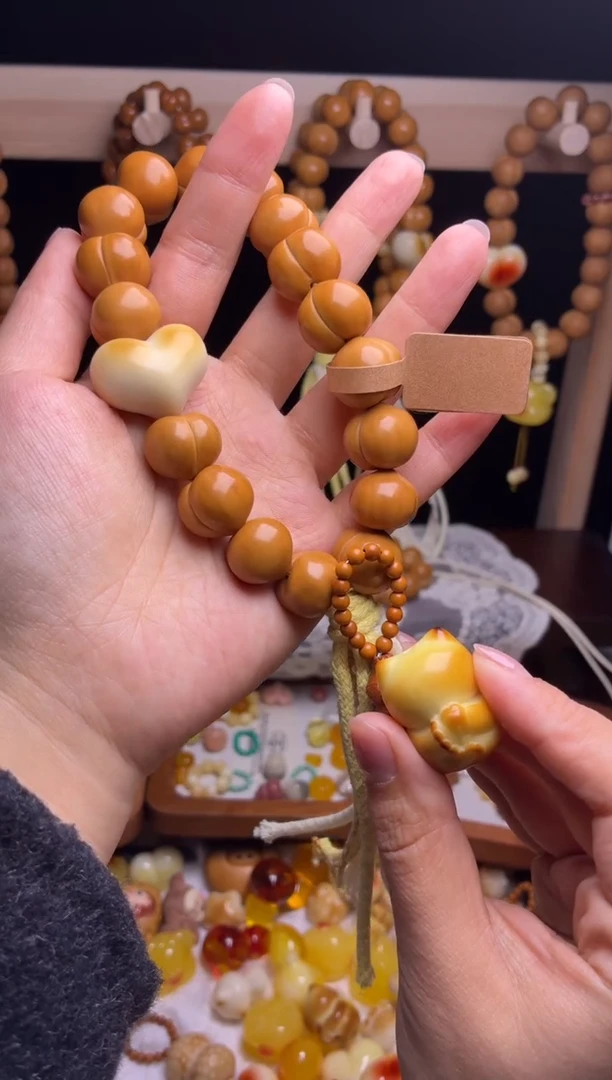 吊坠猴头核桃妍*?配饰：黄跑环，悟道猫吊坠，