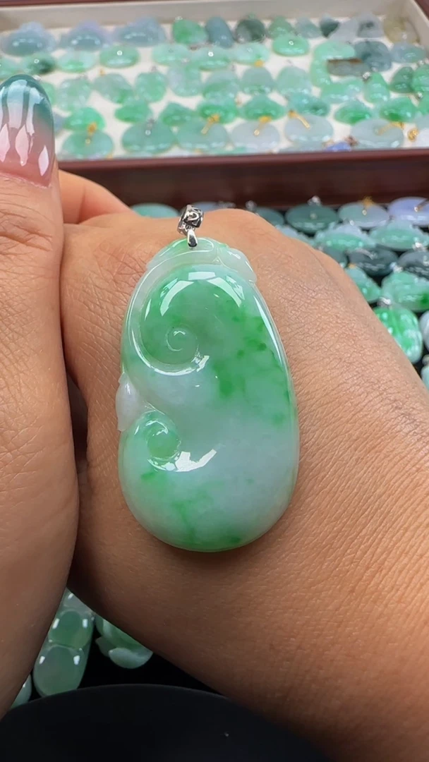 吊坠(不含链)18K金镶嵌翡翠初*如意