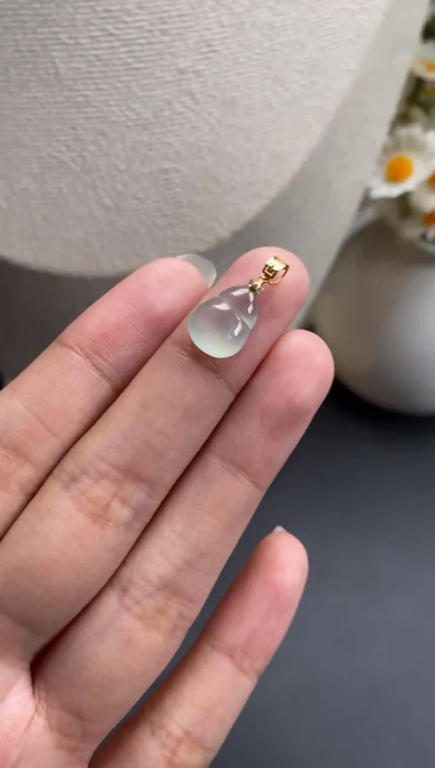 18K金镶嵌散珠翡翠冰种葫芦吊坠