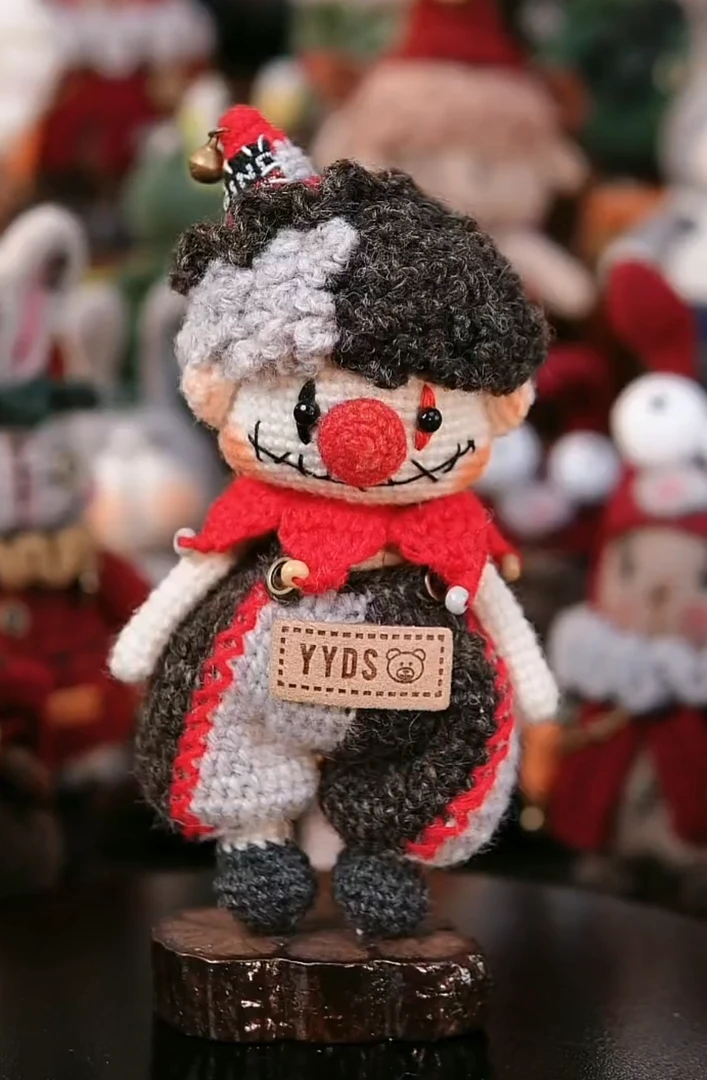 小丑羊毛线钩织玩偶