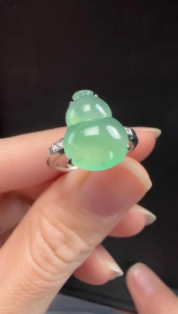 18K金镶嵌戒指翡翠354葫芦一枚
