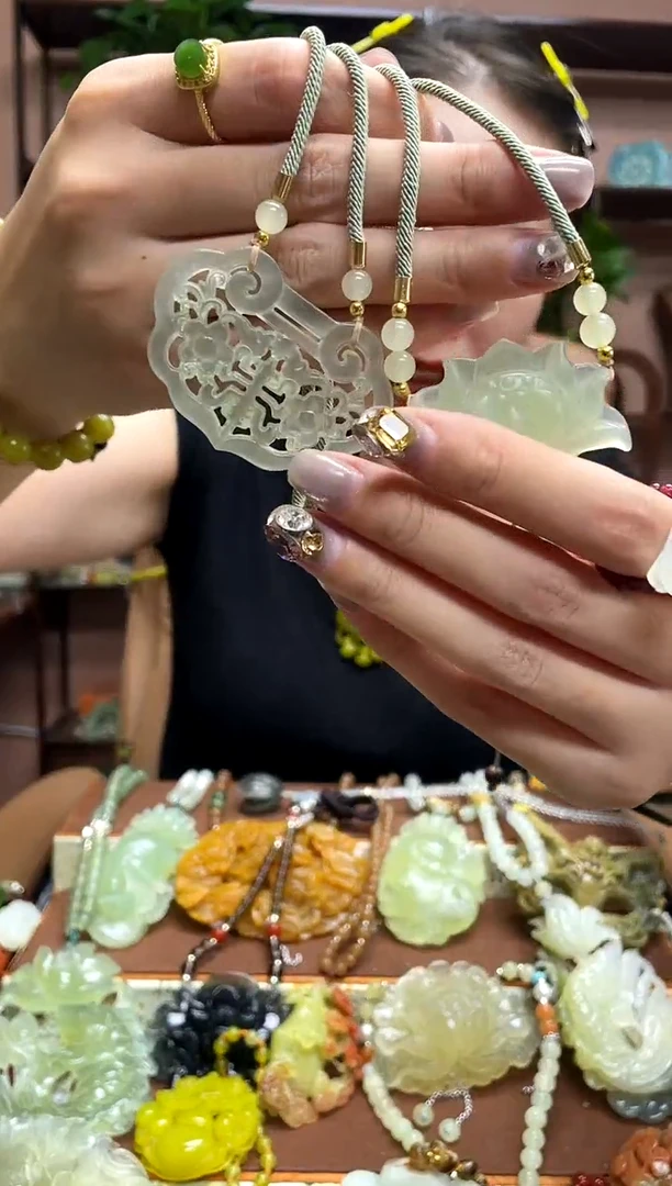 未镶嵌岫玉颈饰·