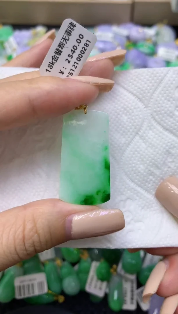 颈饰18K金镶嵌翡翠大*果天然缅甸翡翠A货