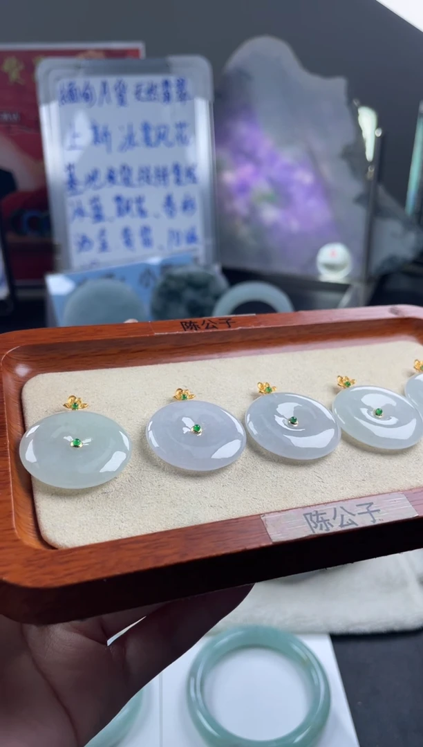 颈饰18K金镶嵌翡翠多样性发货