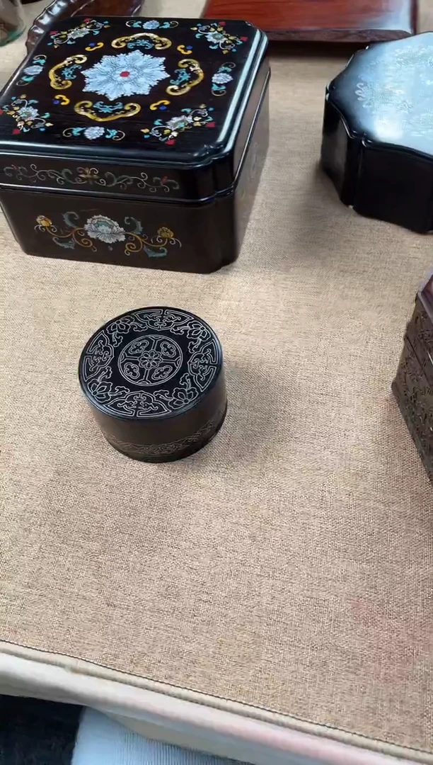 黑酸枝木类成套家具嵌银丝圆盒