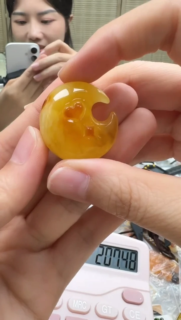 未镶嵌琥珀裸石如图