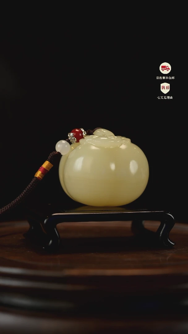 云南石竹叶青雕刻：柿柿如意手把件