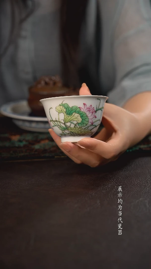 忆古彩瓷荷花撇口杯