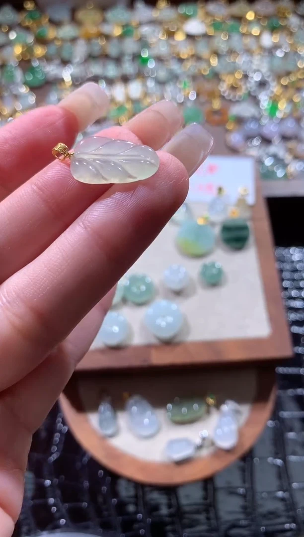 翡翠18K金镶嵌颈饰翡翠