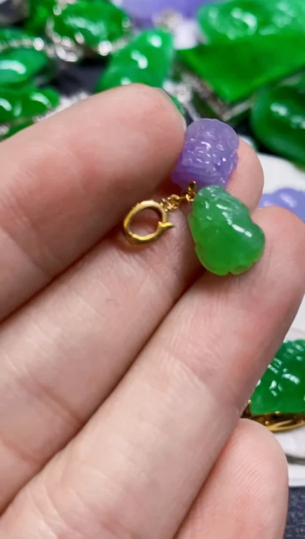 颈饰18K金镶嵌翡翠向*貔貅