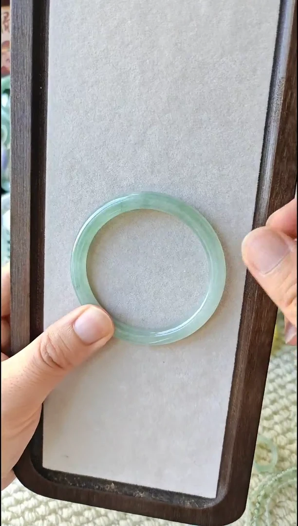翡翠手镯未镶嵌翡翠手镯未镶嵌