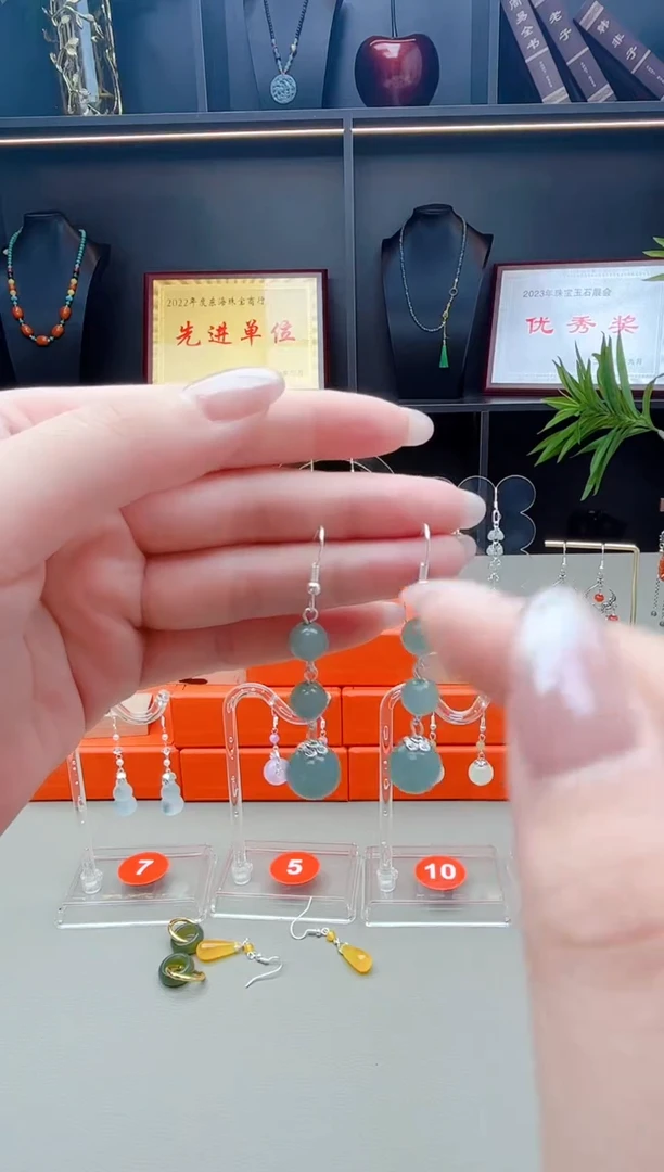 未镶嵌石英质玉（天山翠）耳钉224