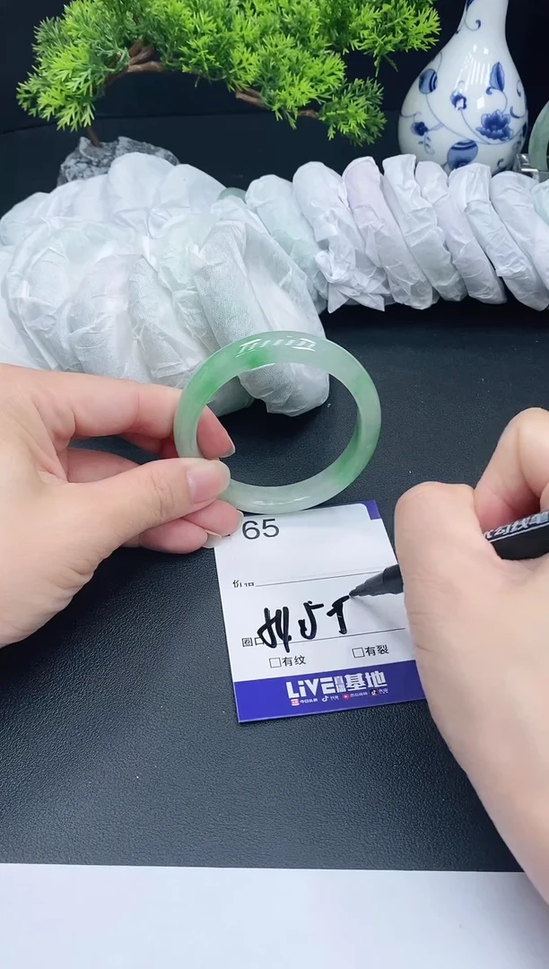 未镶嵌手镯翡翠65