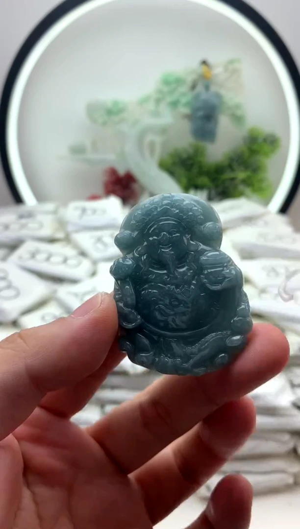 翡翠未镶嵌颈饰财神