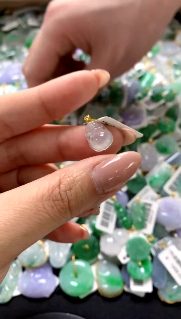 颈饰18K金镶嵌翡翠1111111111111111