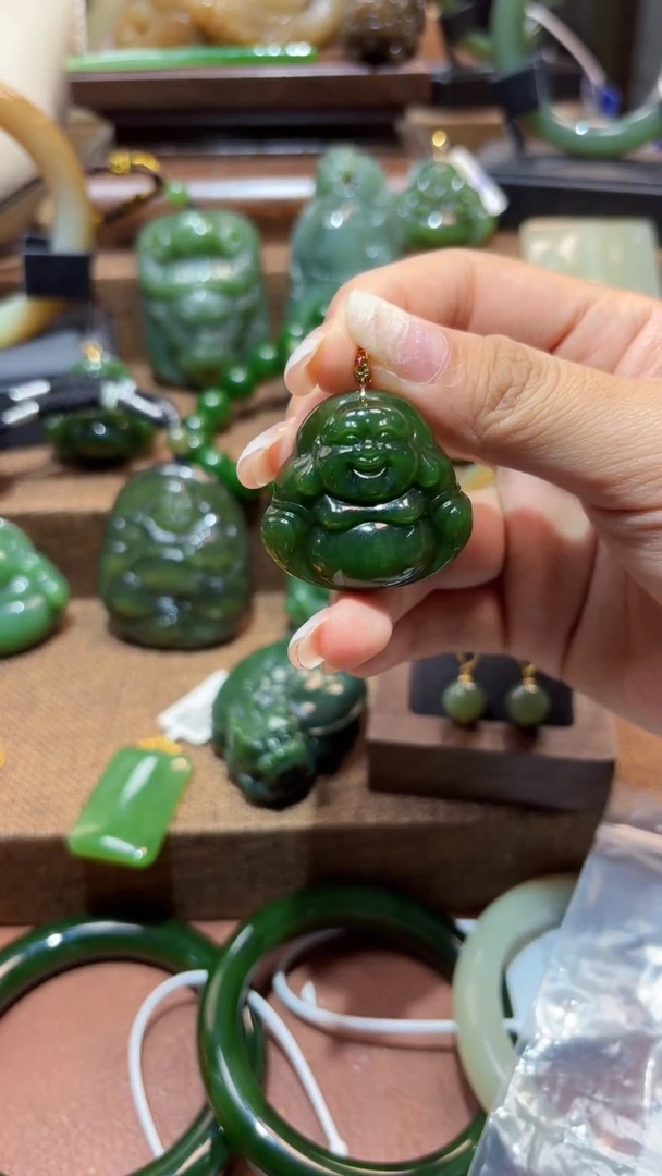 颈饰18K金镶嵌和田玉（碧玉）1